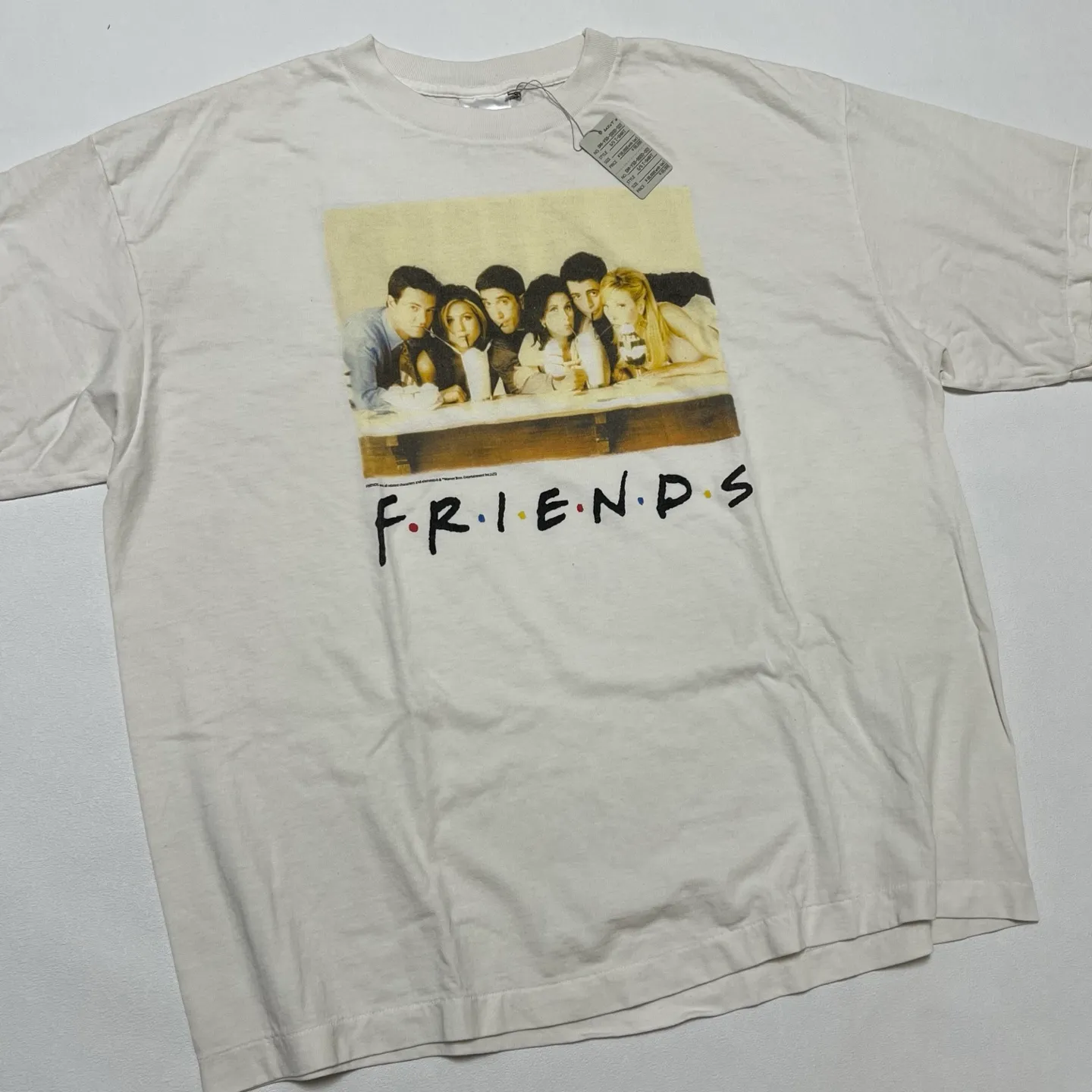 SAINT Mxxxxxx × FRIENDS FRD_SS TEE/FRIENDS/WHT American TV series Friends co-branded short-sleeves White stills TEE Beige S-XL Ready-made garments washed and distressed The top domestic printing factory God restored the correct accessories Friends co-branded wash mark Top purchasing level